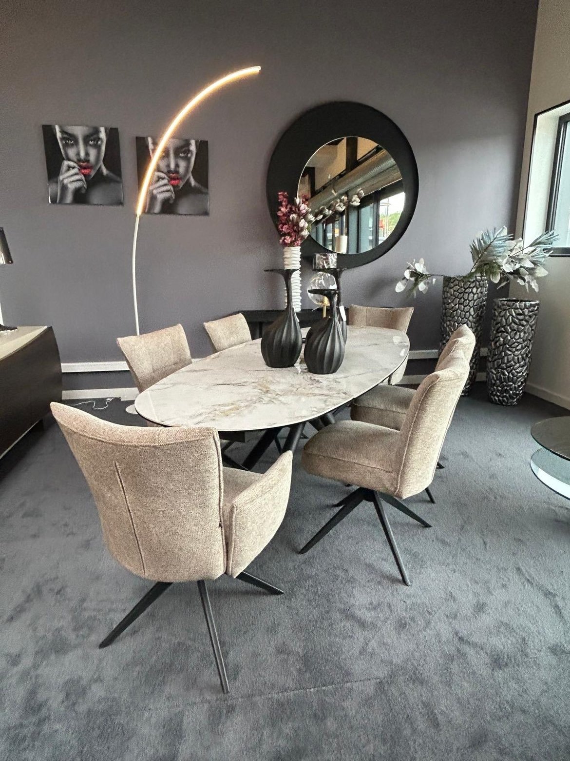 Table ovale et décoration du showroom