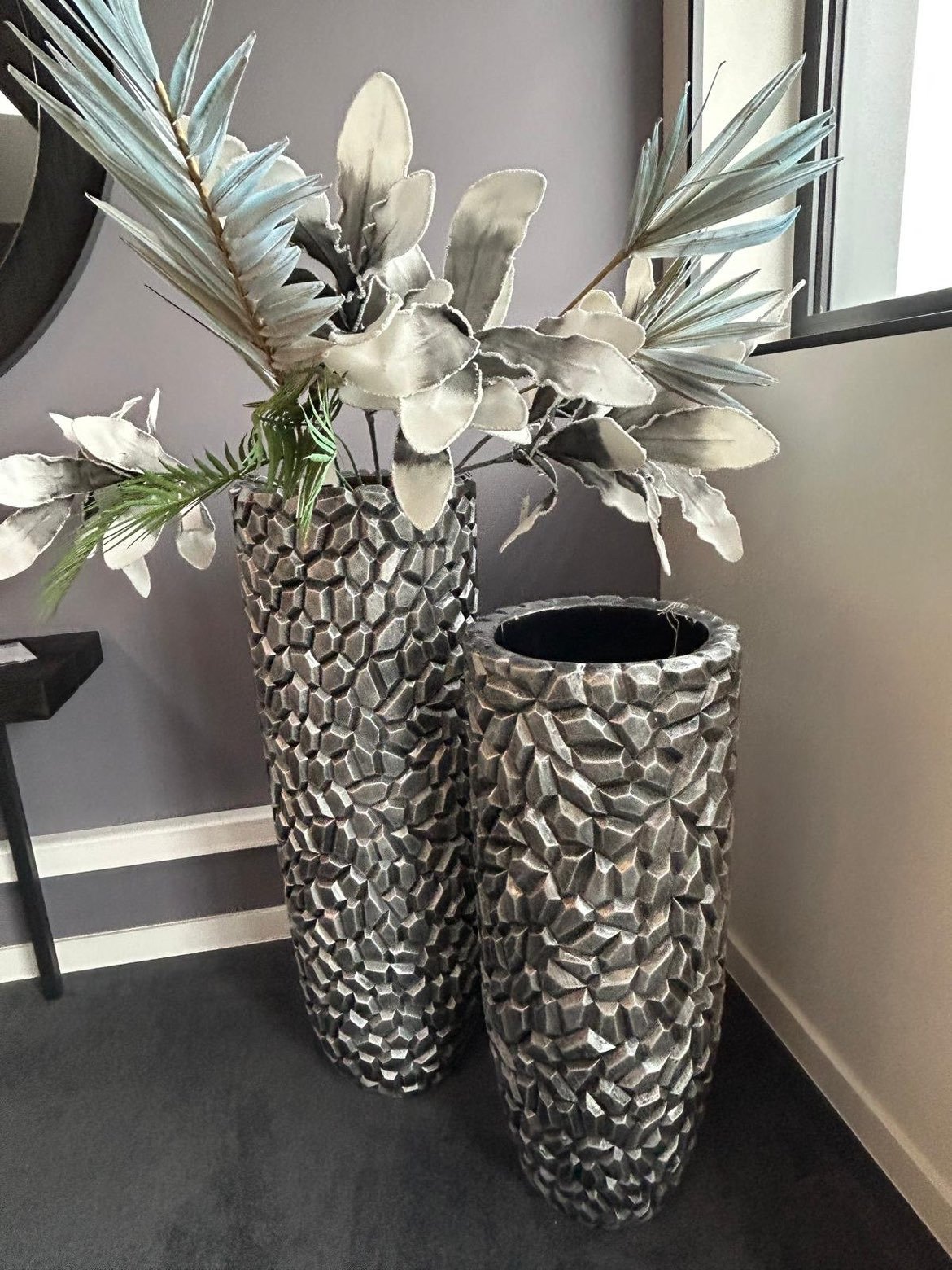 Vases texturés et composition florale
